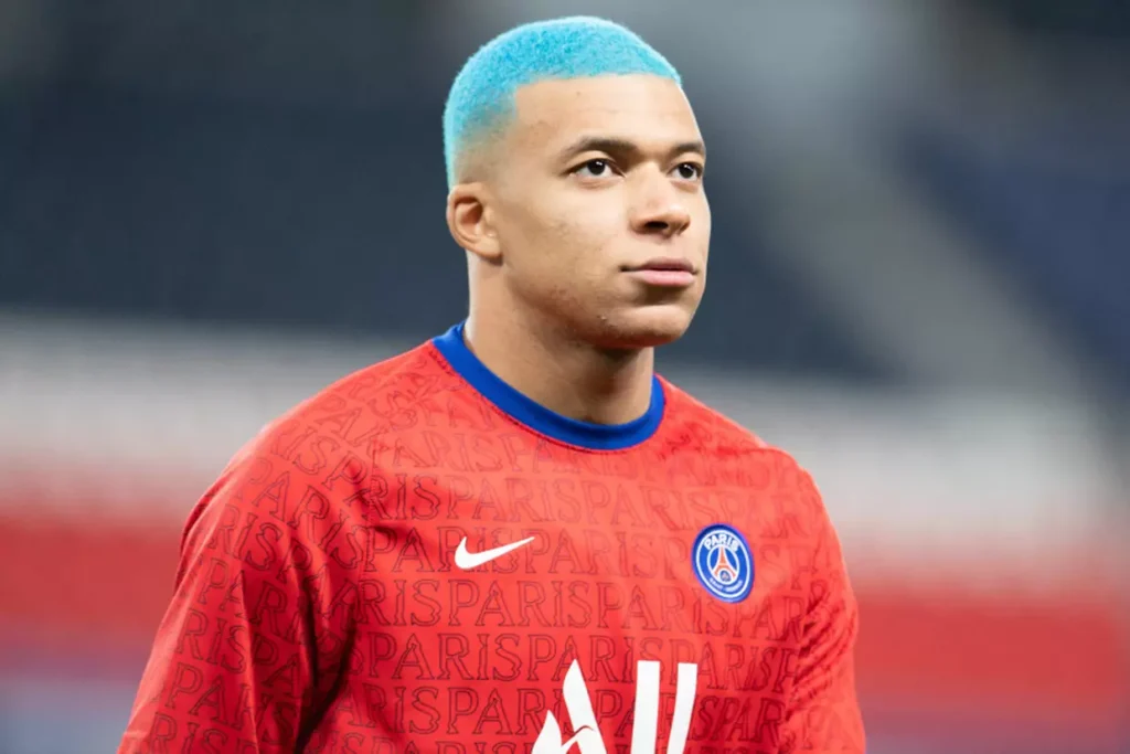 mbappe cheveux rose